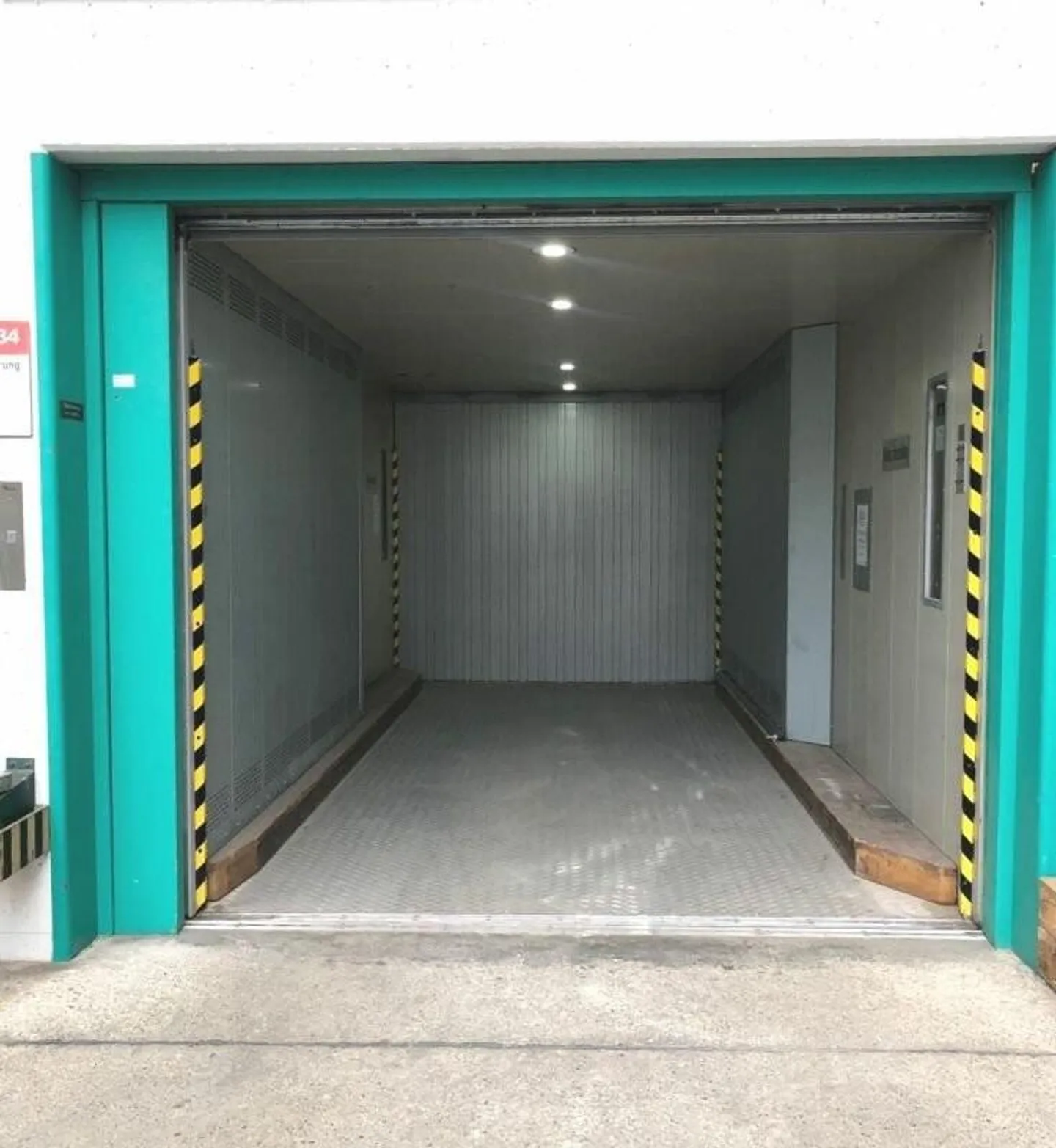 Locaux commerciaux pour usage polyvalent avec accès monte-charge - Photo 11 sur 11