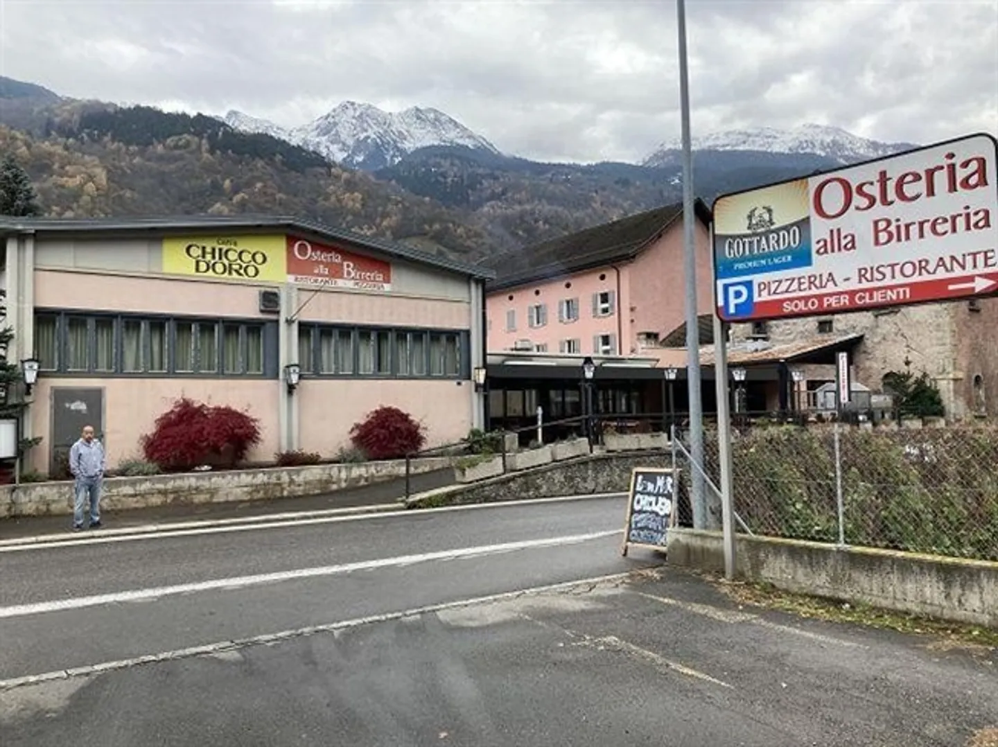 «Restaurant mit Mehrfamilienhaus und Bauland R3 / ristorante con casa plurifamilare e terreno R3» - Foto 1 di 20