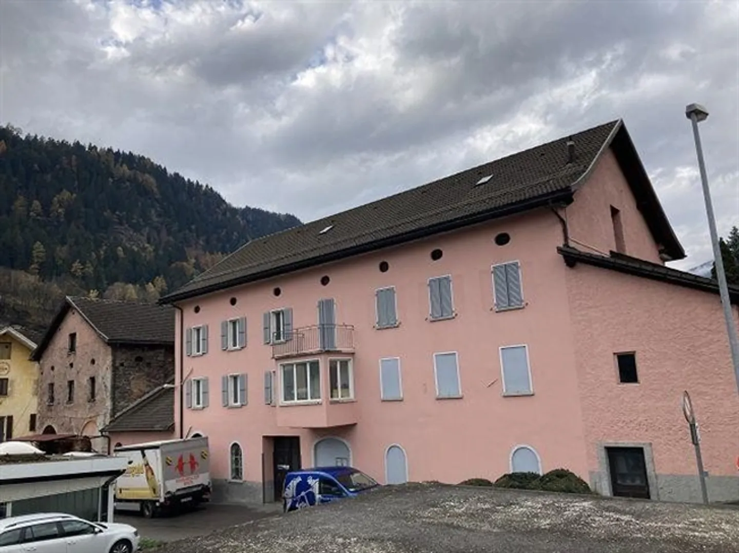 «Restaurant mit Mehrfamilienhaus und Bauland R3 / ristorante con casa plurifamilare e terreno R3» - Foto 2 di 20