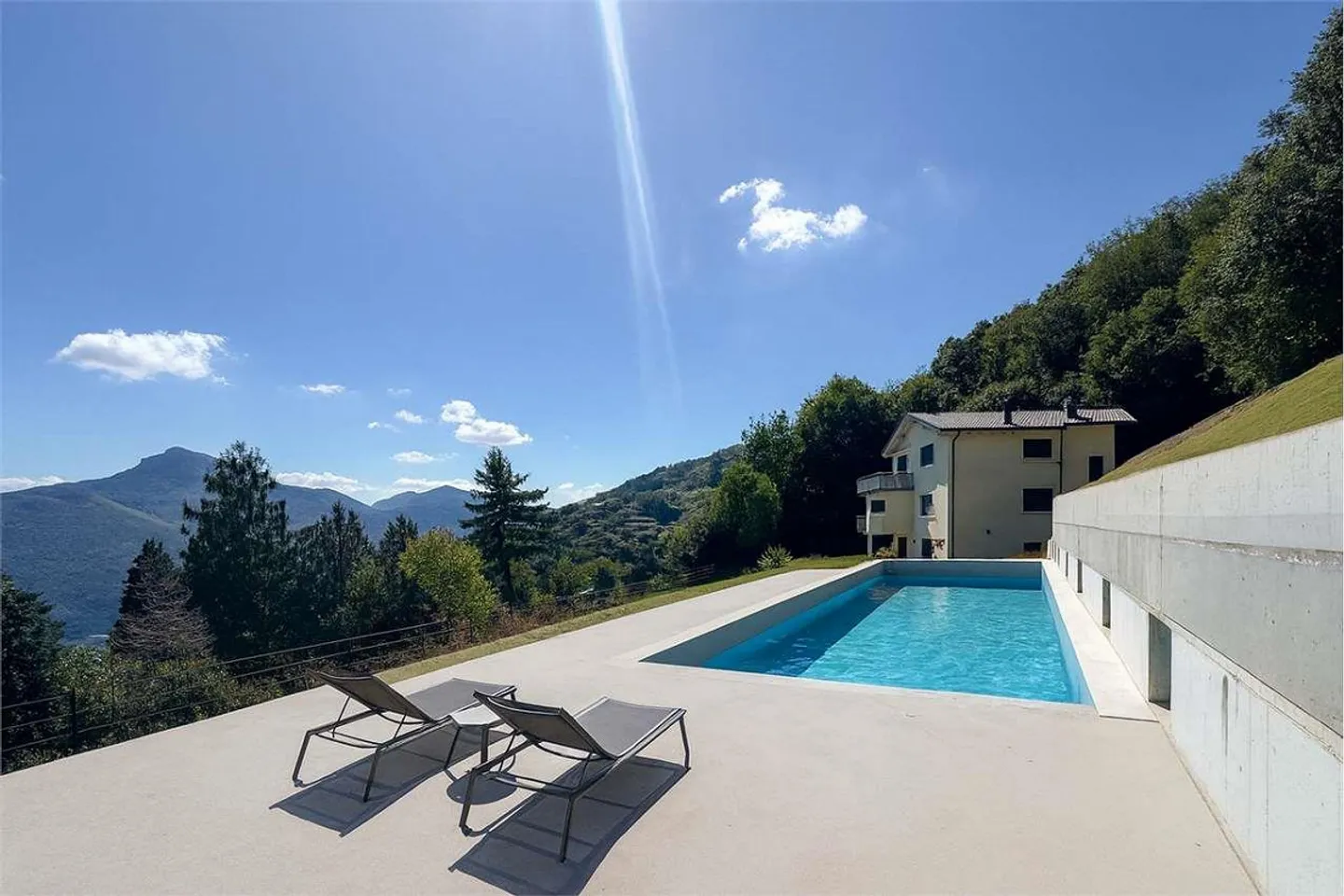 Refined 4.5-room apartment with lake view, in exclusive residence - Photo 1 of 5