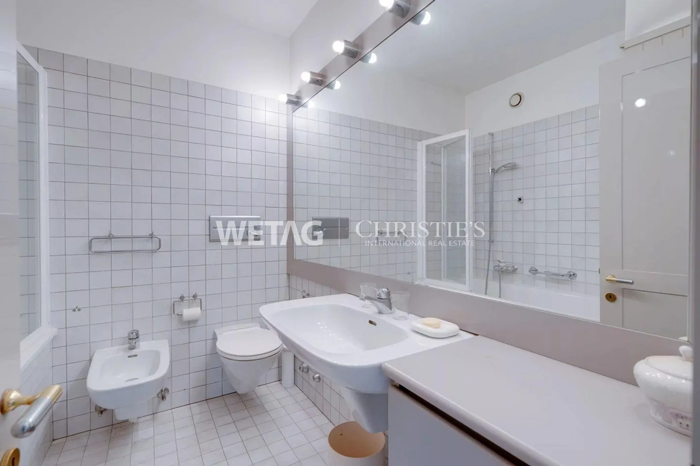 Elegant penthouse apartment in Lugano-Porza with private garden & balcony - Photo 8 of 13