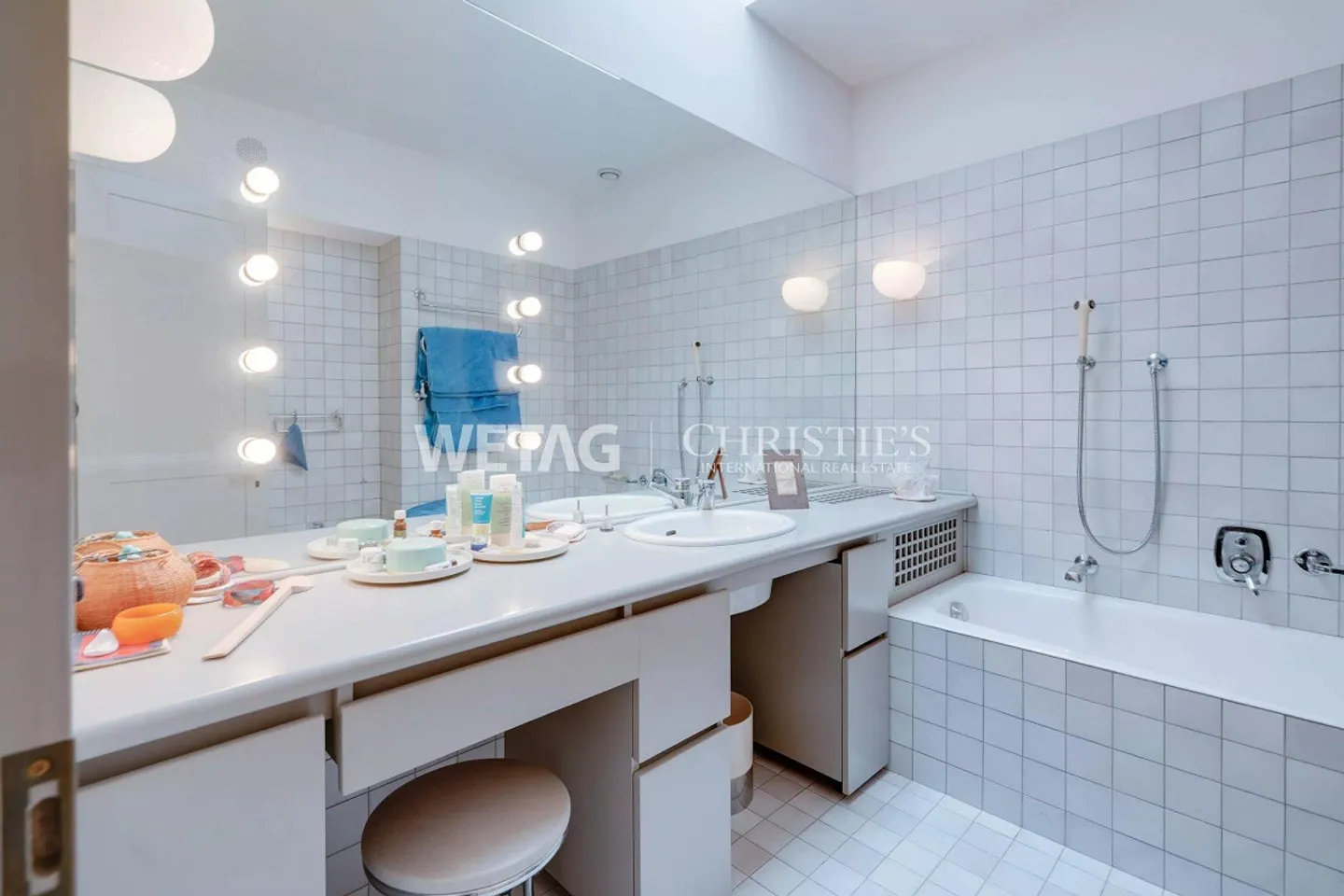 Elegant penthouse apartment in Lugano-Porza with private garden & balcony - Photo 11 of 13