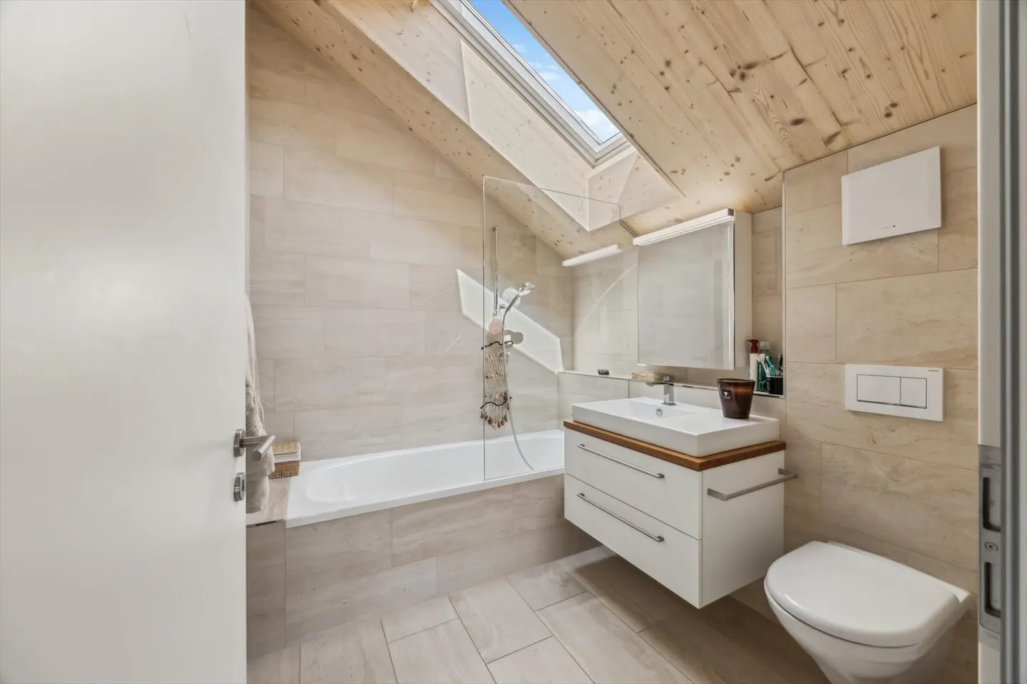 Neuwertige, grosszügige Ruheoase auf zwei Etagen - Foto 8 von 10