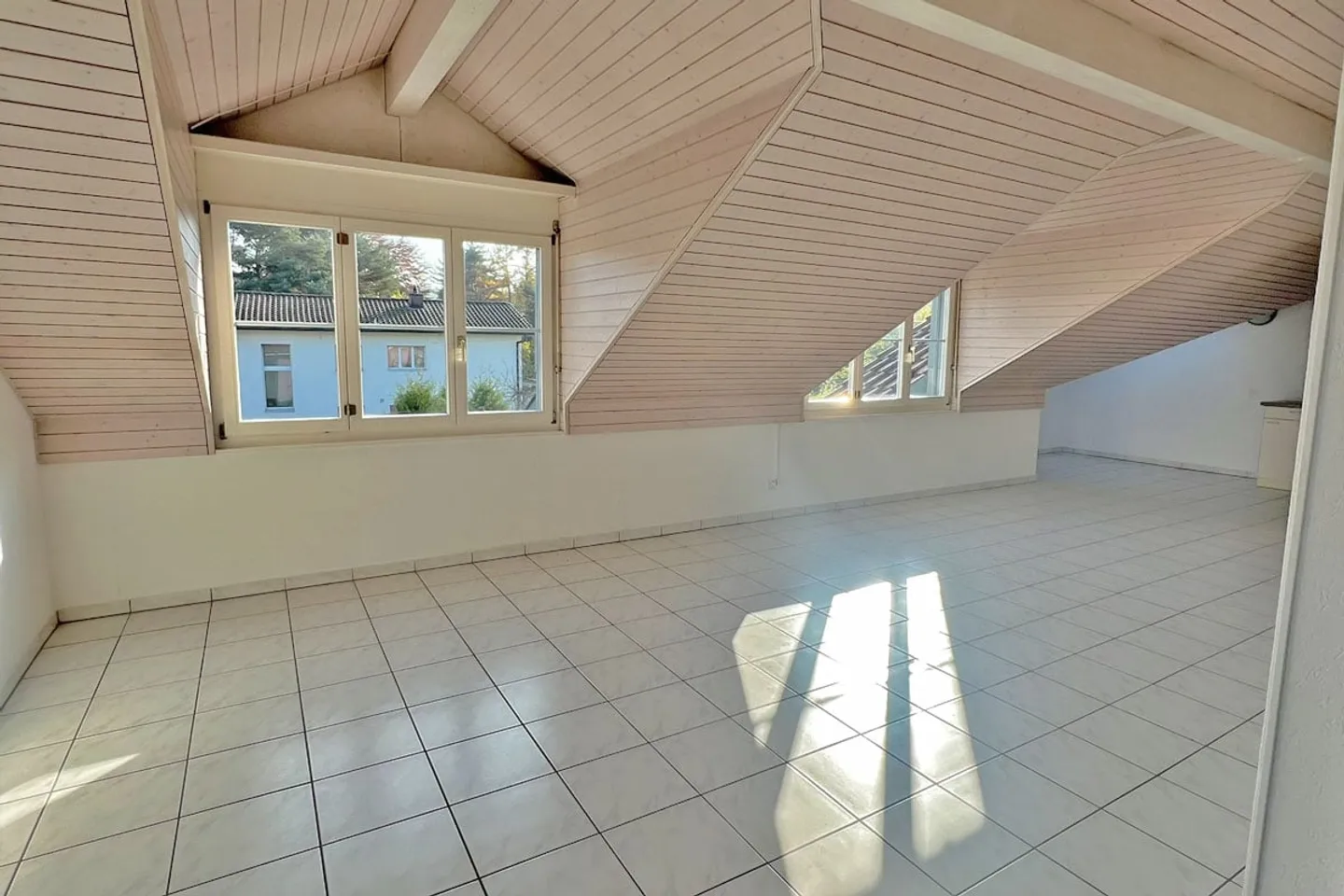 Charming Penthouse Apartment - quiet, central, bright and with a view - Photo 2 of 14
