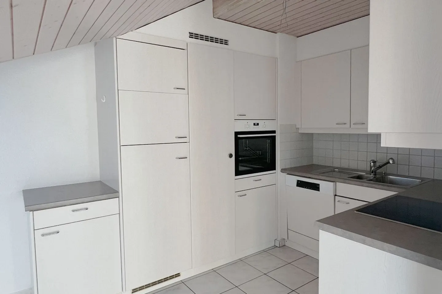 Charming Penthouse Apartment - quiet, central, bright and with a view - Photo 4 of 14