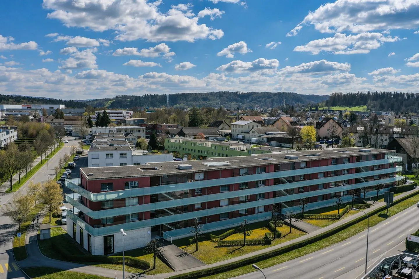 Condominio ben tenuto in posizione centrale con due balconi - Foto 2 di 10