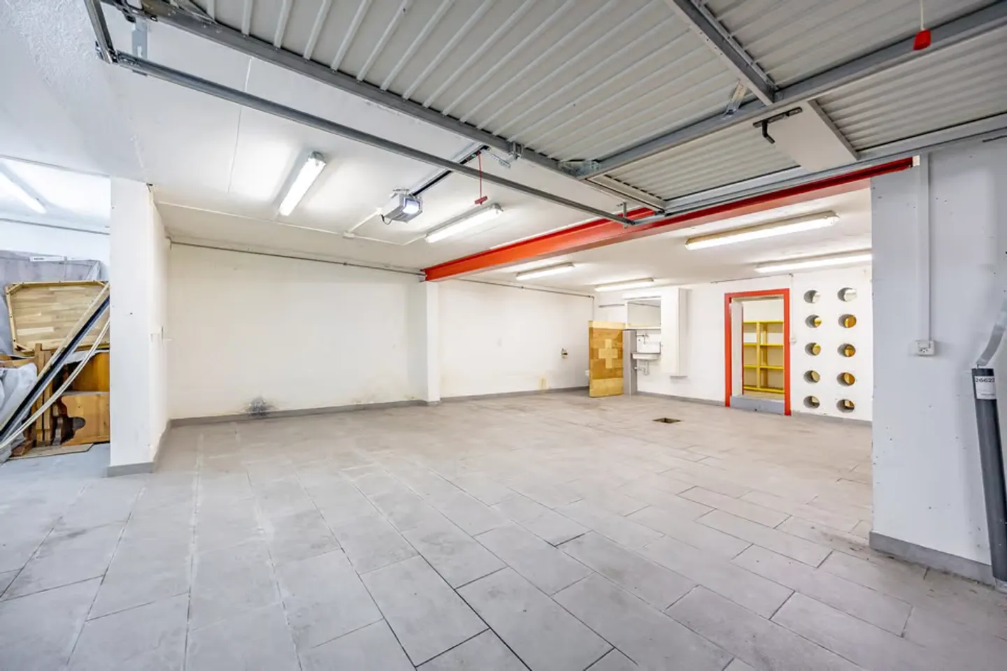 Large Garage in a Central Location in Visp - Photo 1 of 6
