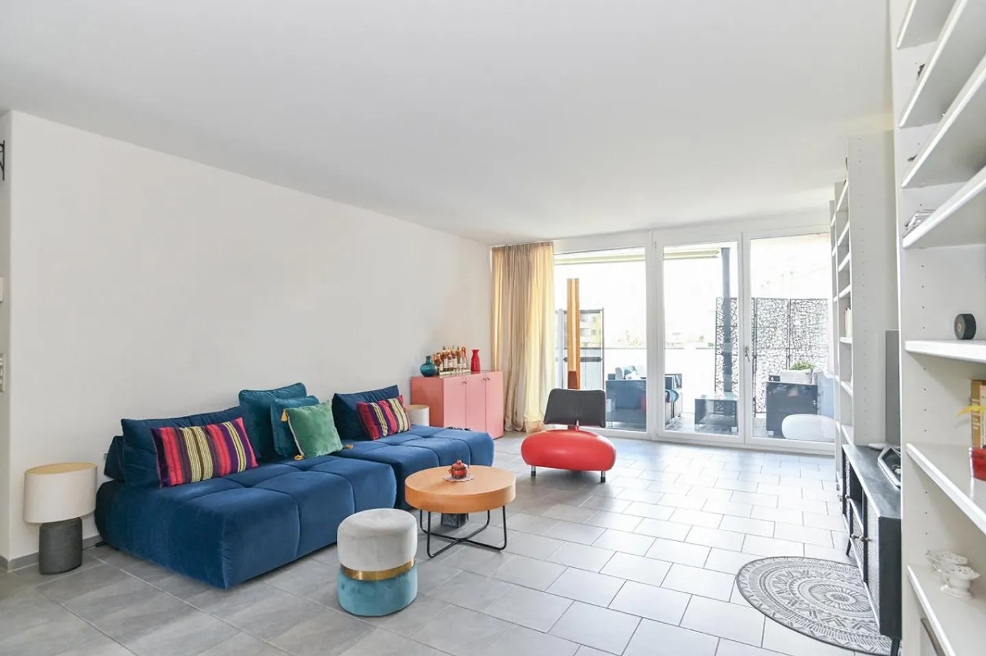 Condominio ben tenuto in posizione centrale con due balconi - Foto 3 di 10