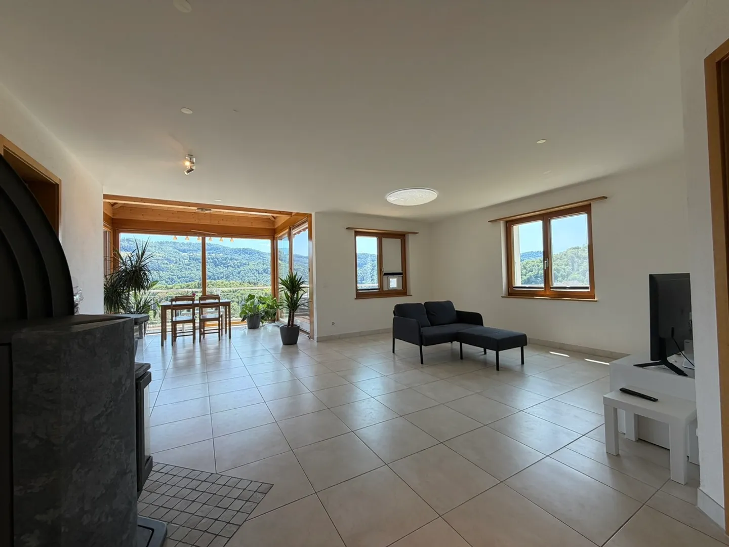 Casa unifamiliare di 7,5 stanze con vista mozzafiato e bel giardino - Foto 3 di 9
