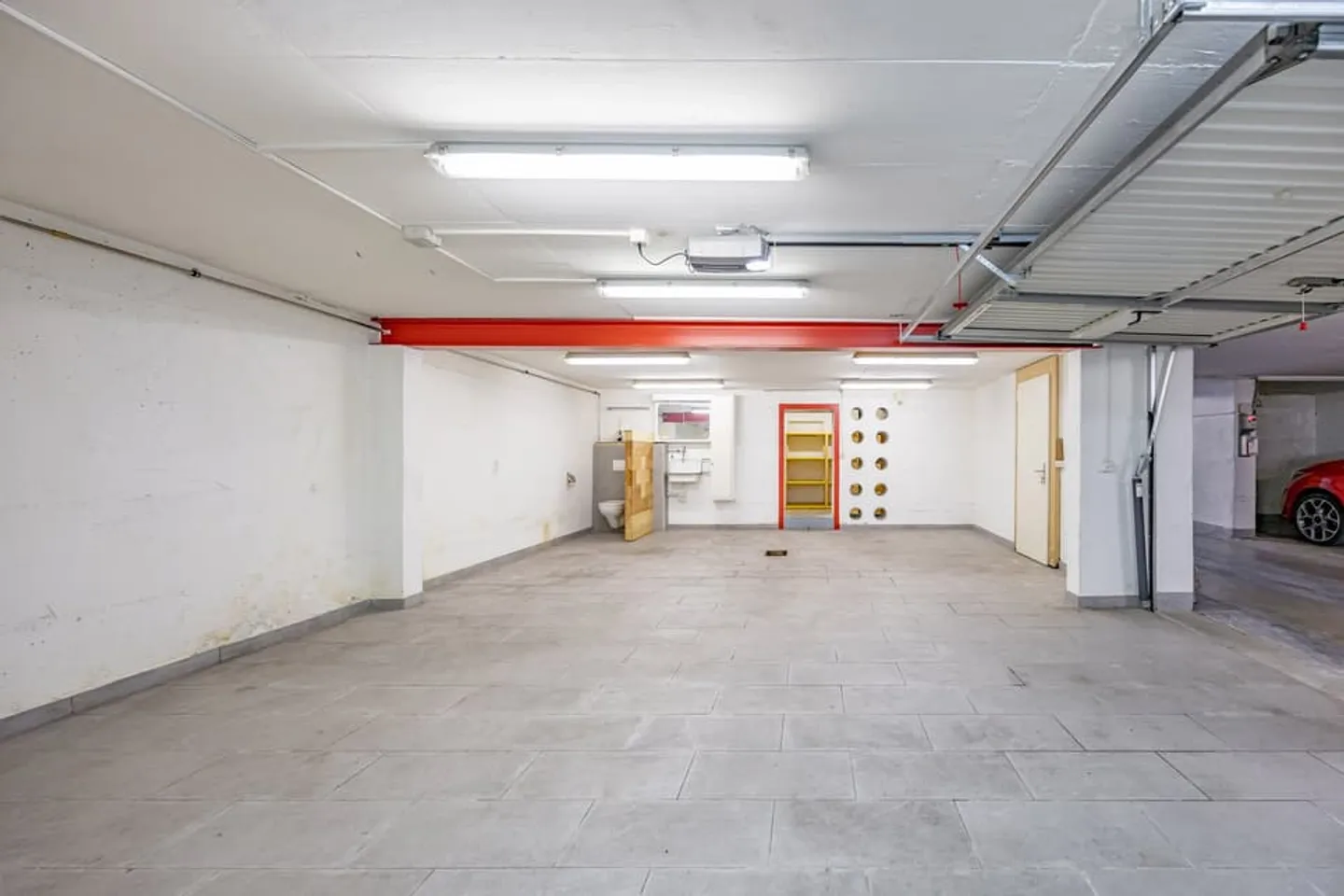 Large Garage in a Central Location in Visp - Photo 2 of 6