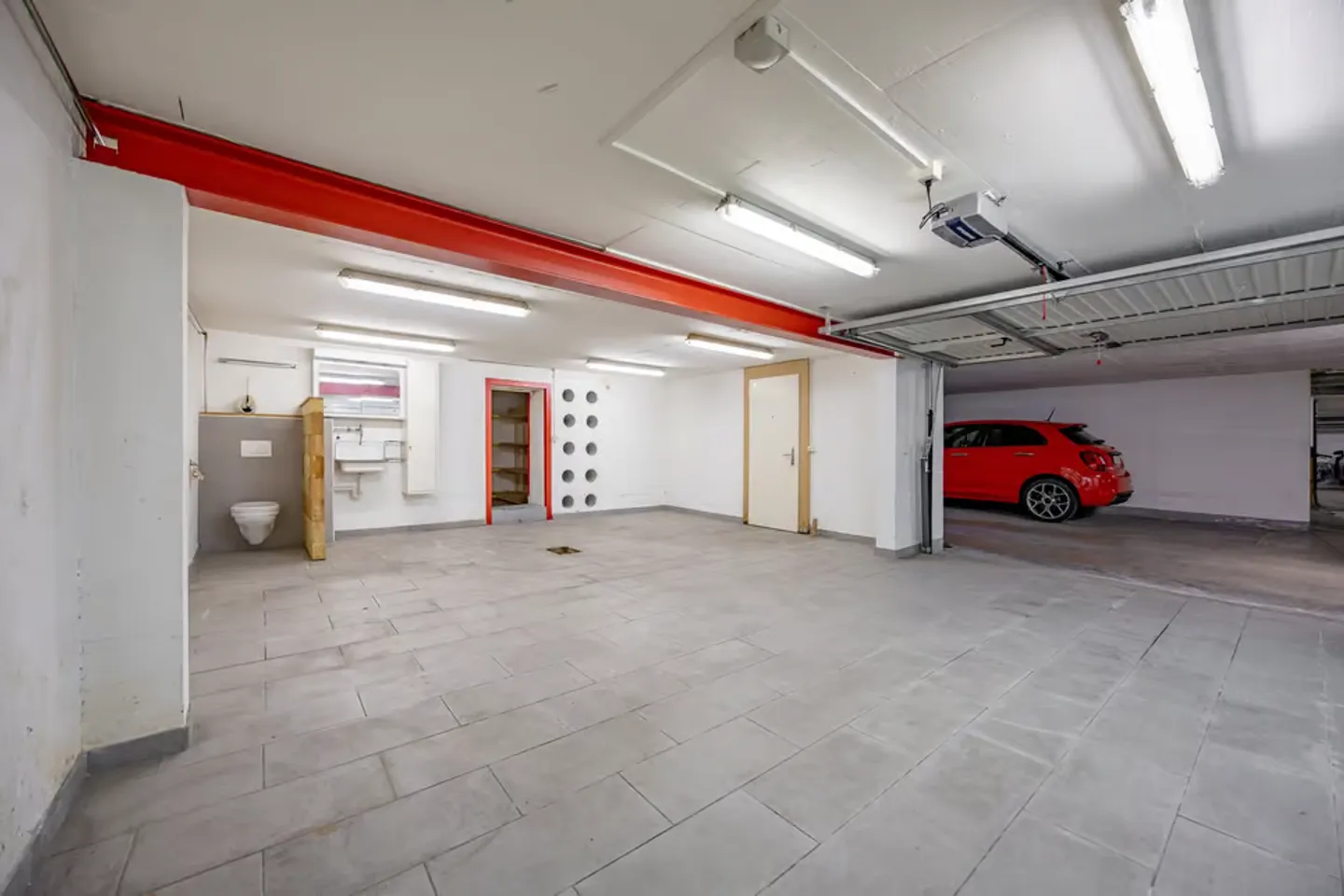 Large Garage in a Central Location in Visp - Photo 4 of 6