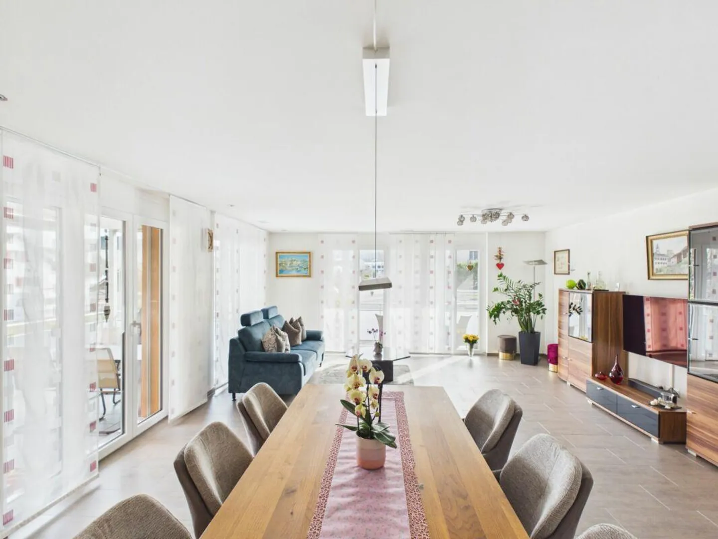 Appartamento di Design Spazioso con Balconi - Foto 4 di 16