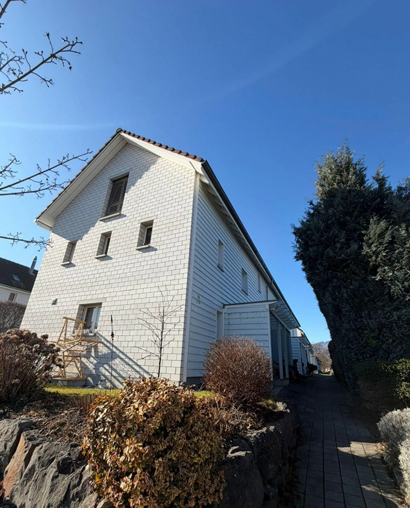 Maison individuelle ensoleillée avec garage souterrain - Photo 2 sur 16