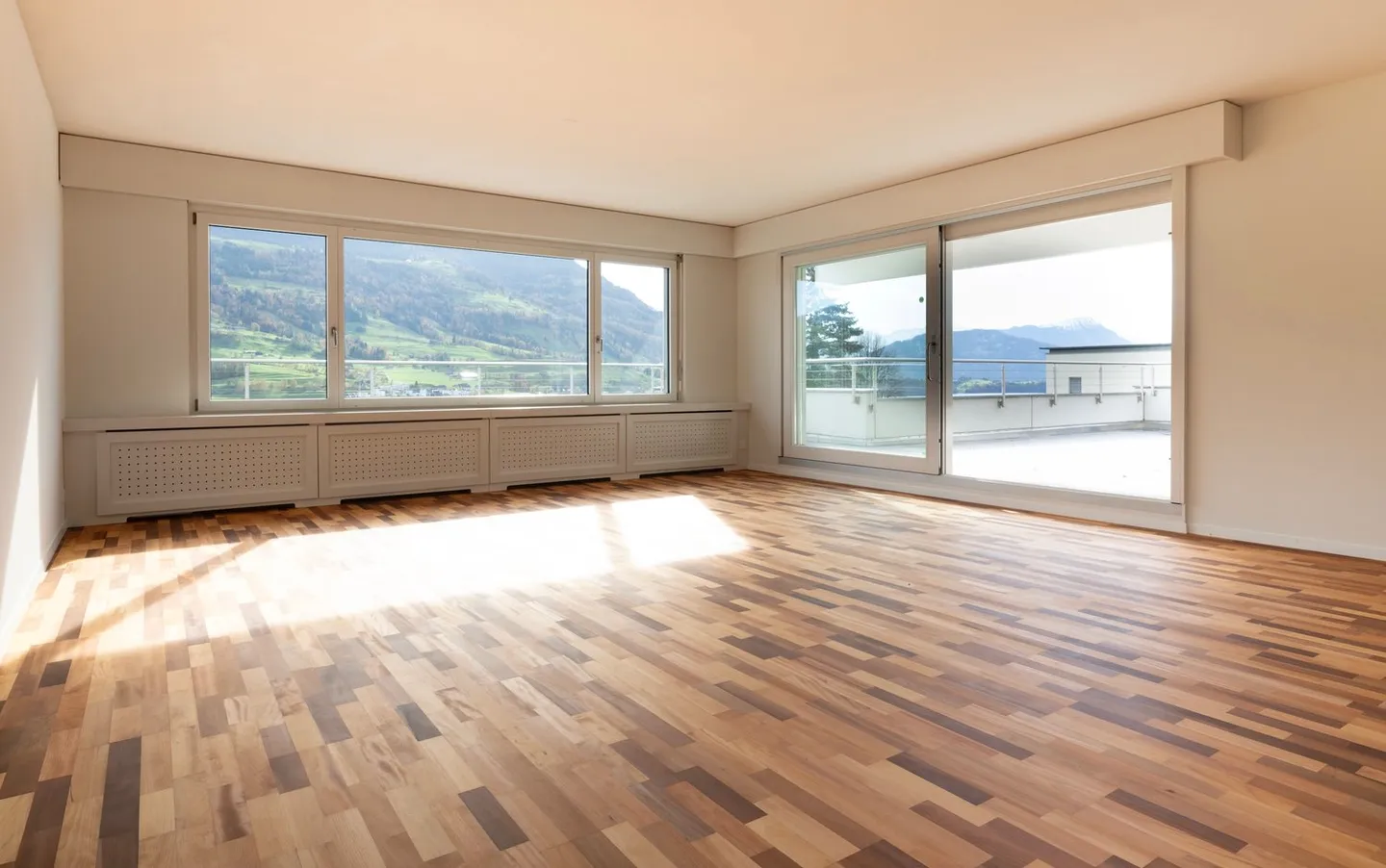 Helle Familienresidenz mit atemberaubendem Blick auf See und Berge - Foto 1 von 17