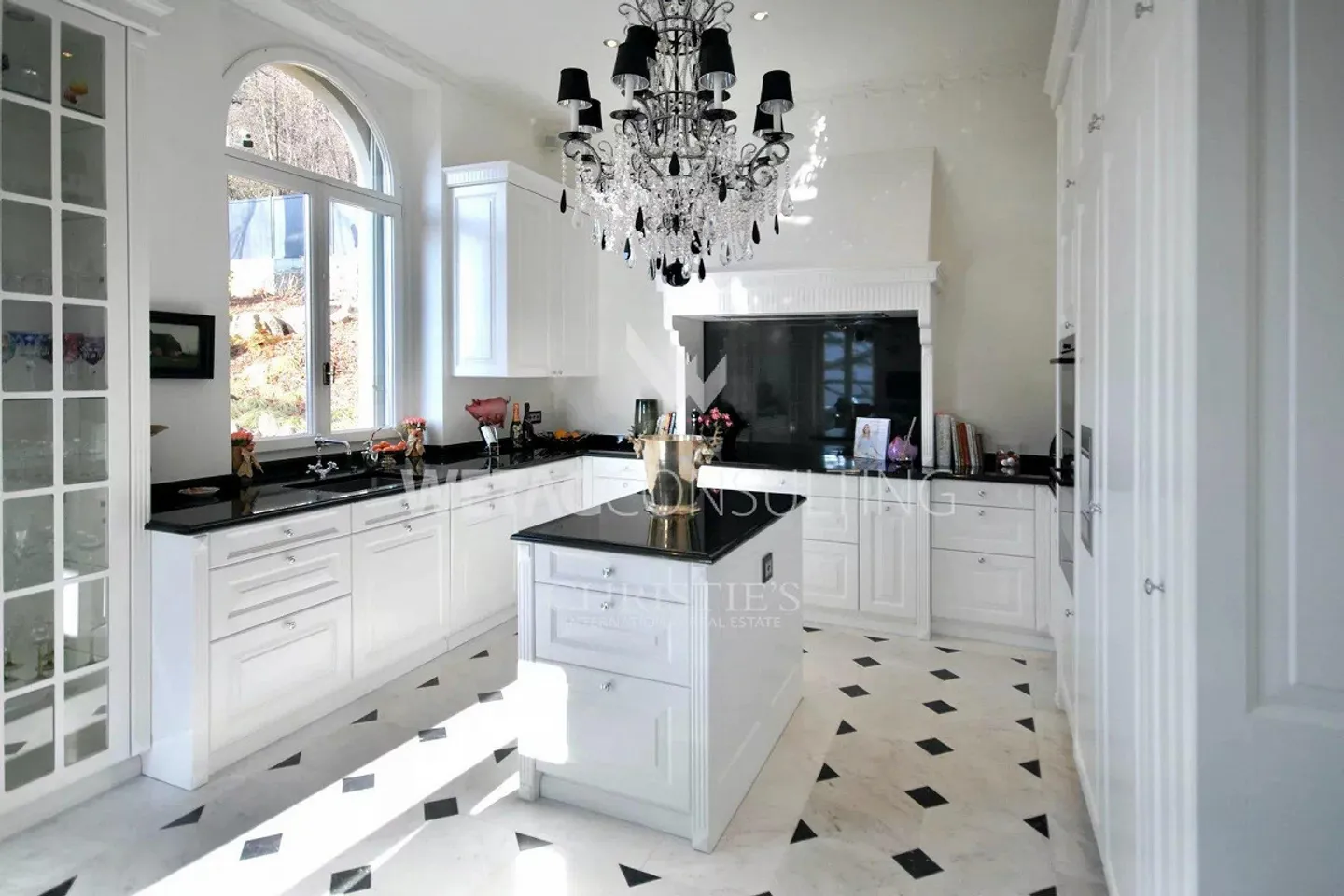 Villa storica in stile Liberty a Curio con piscina e bellissimo giardino... - Foto 5 di 13