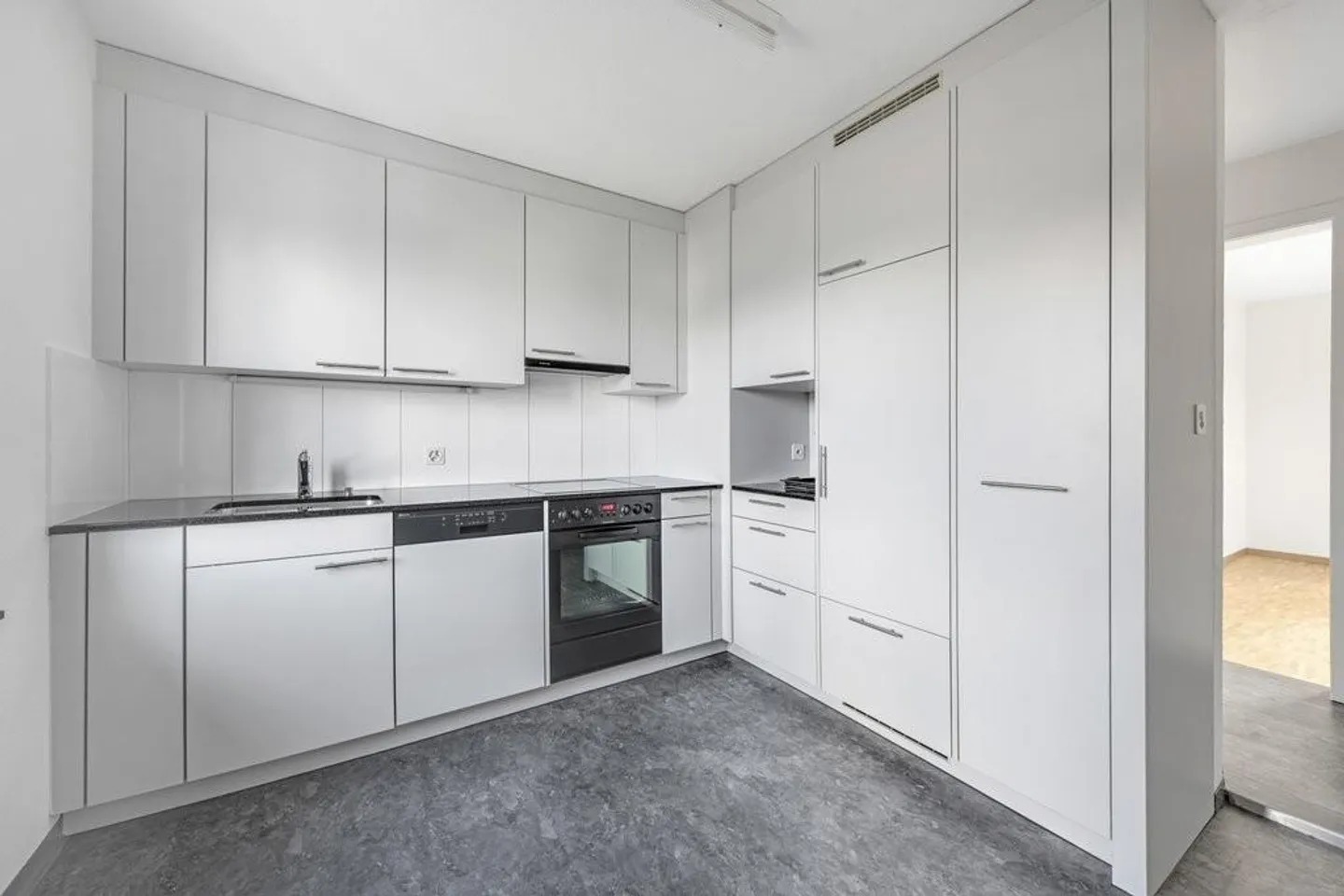 Apartment in a Sunny Location near Wittenbach Train Station - Photo 4 of 8