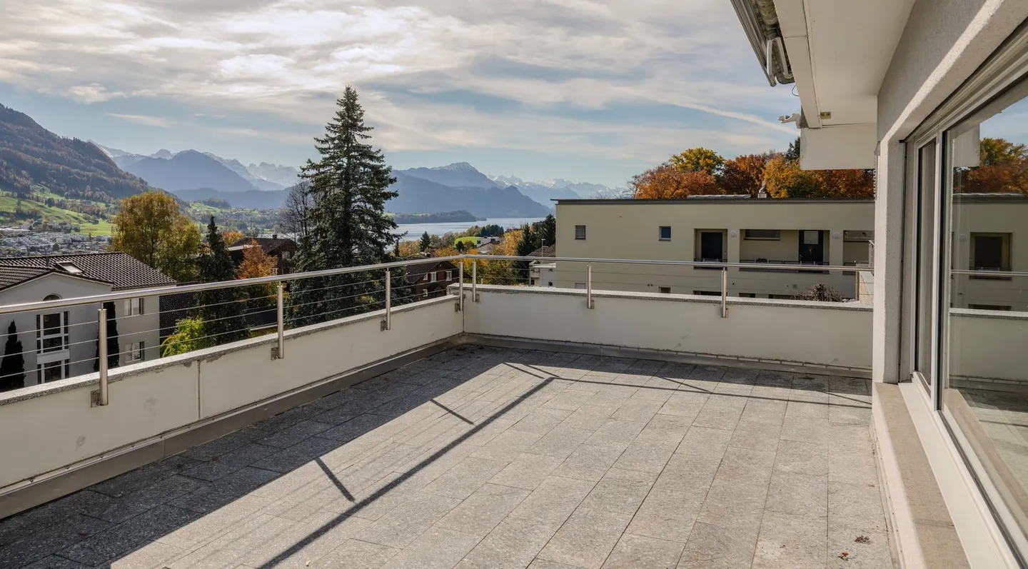 Helle Familienresidenz mit atemberaubendem Blick auf See und Berge - Foto 2 von 17