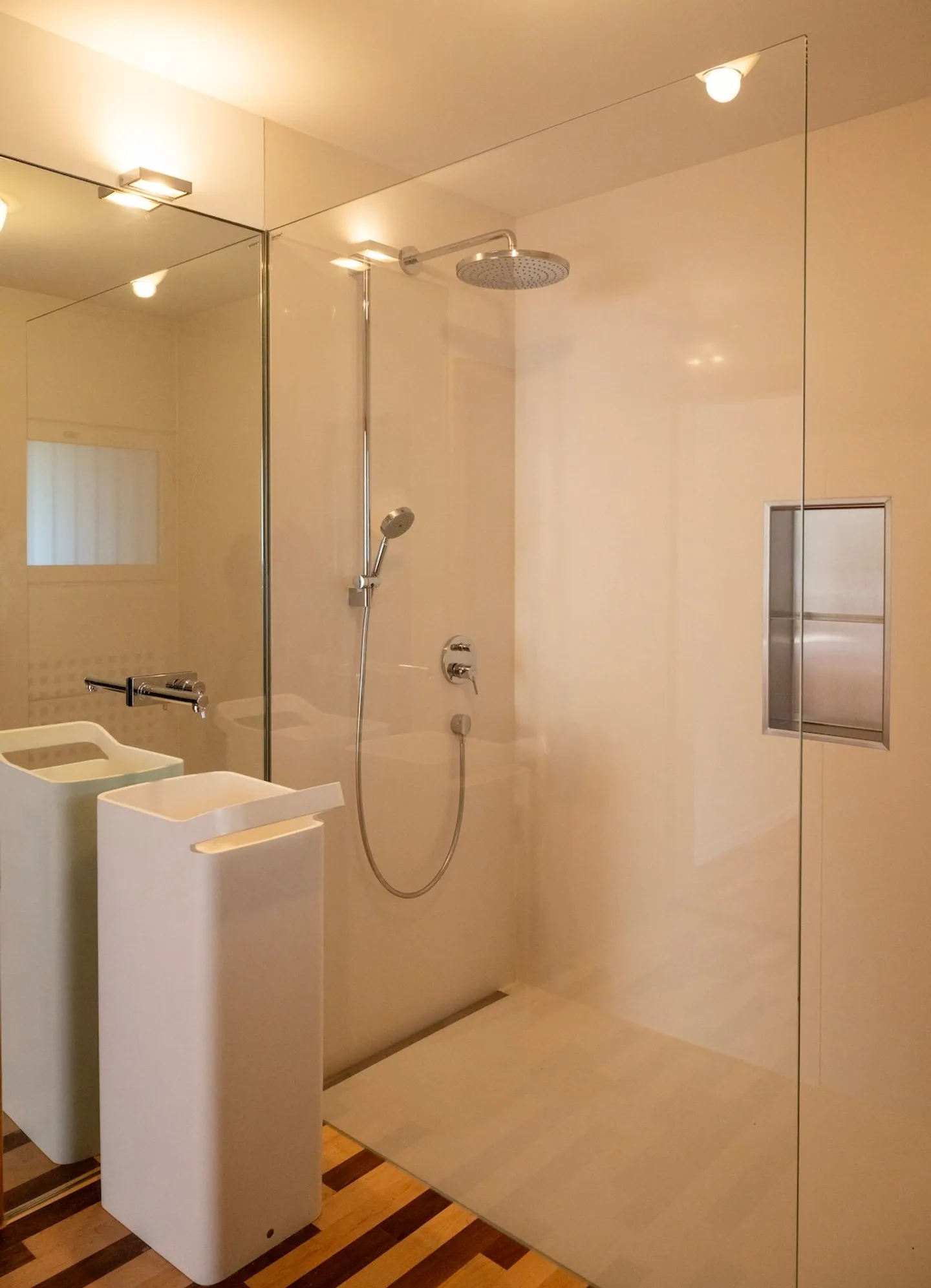 Helle Familienresidenz mit atemberaubendem Blick auf See und Berge - Foto 12 von 17