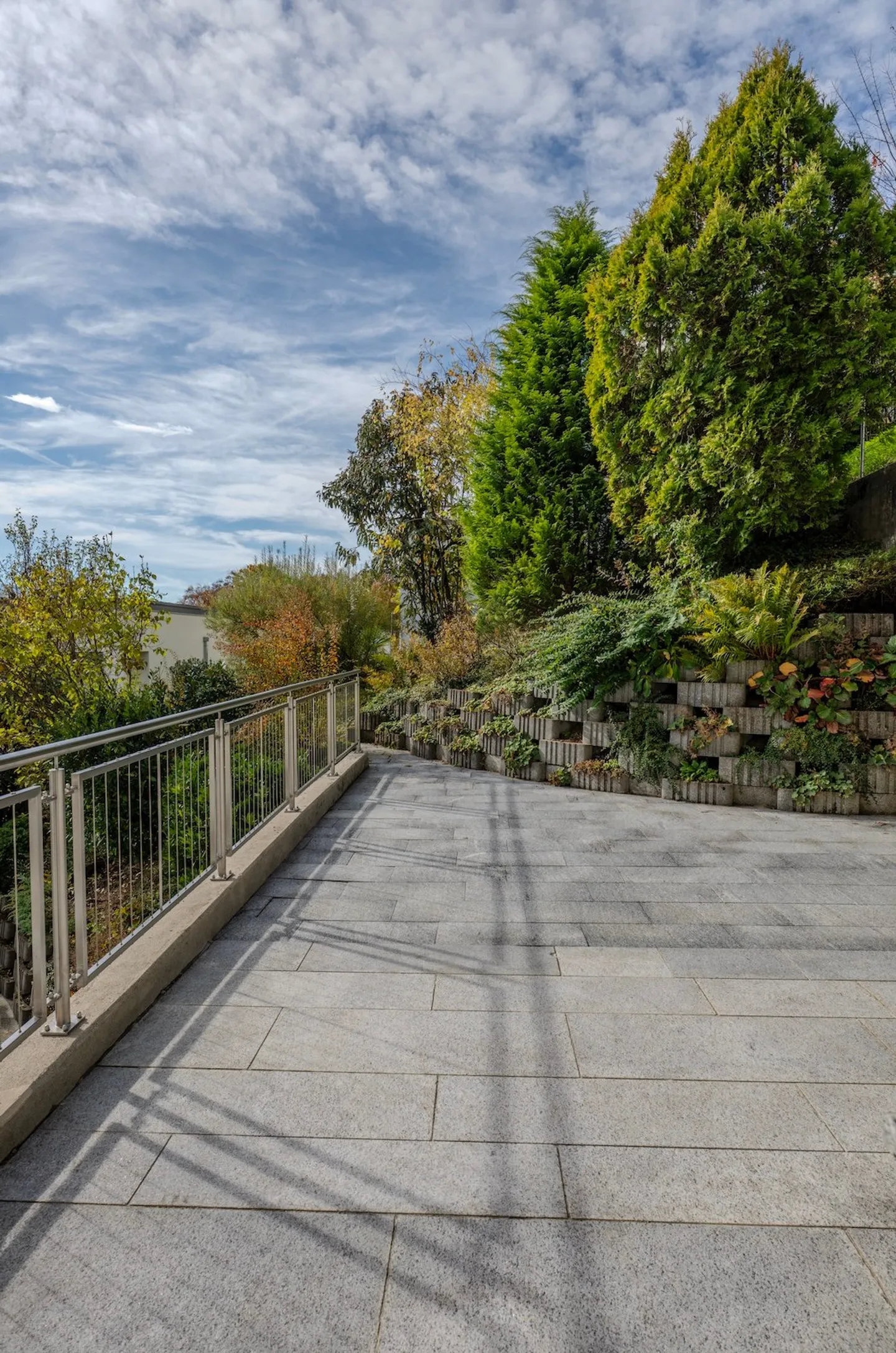 Helle Familienresidenz mit atemberaubendem Blick auf See und Berge - Foto 13 von 17