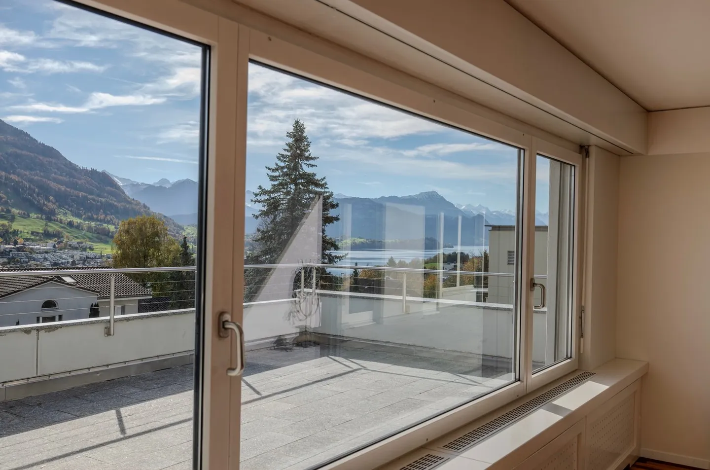 Helle Familienresidenz mit atemberaubendem Blick auf See und Berge - Foto 10 von 17
