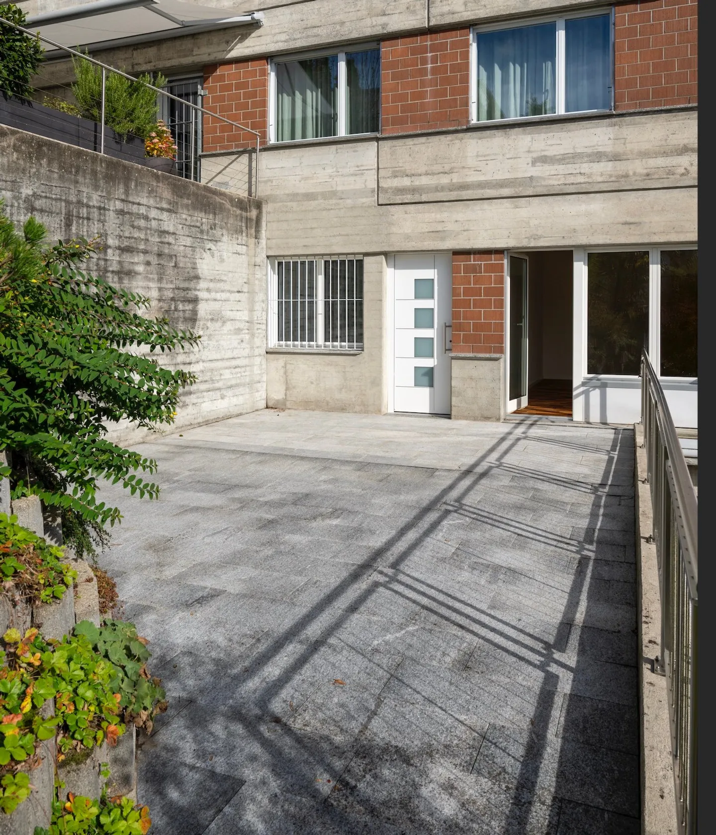 Helle Familienresidenz mit atemberaubendem Blick auf See und Berge - Foto 14 von 17
