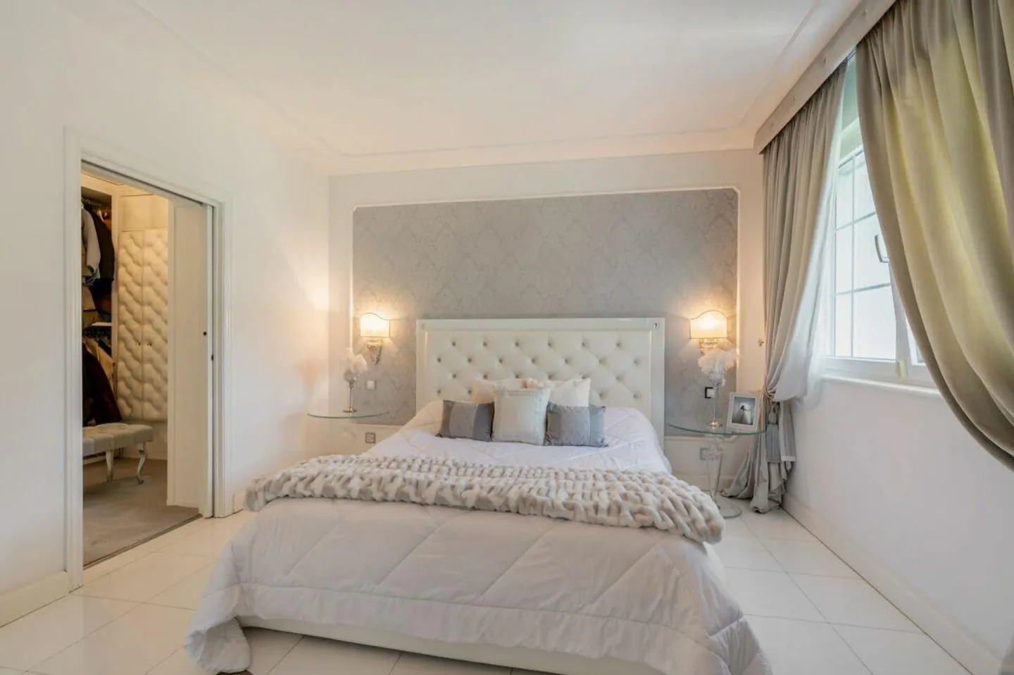 Elegant Country House with Generous Additional Spaces - Photo 9 of 17