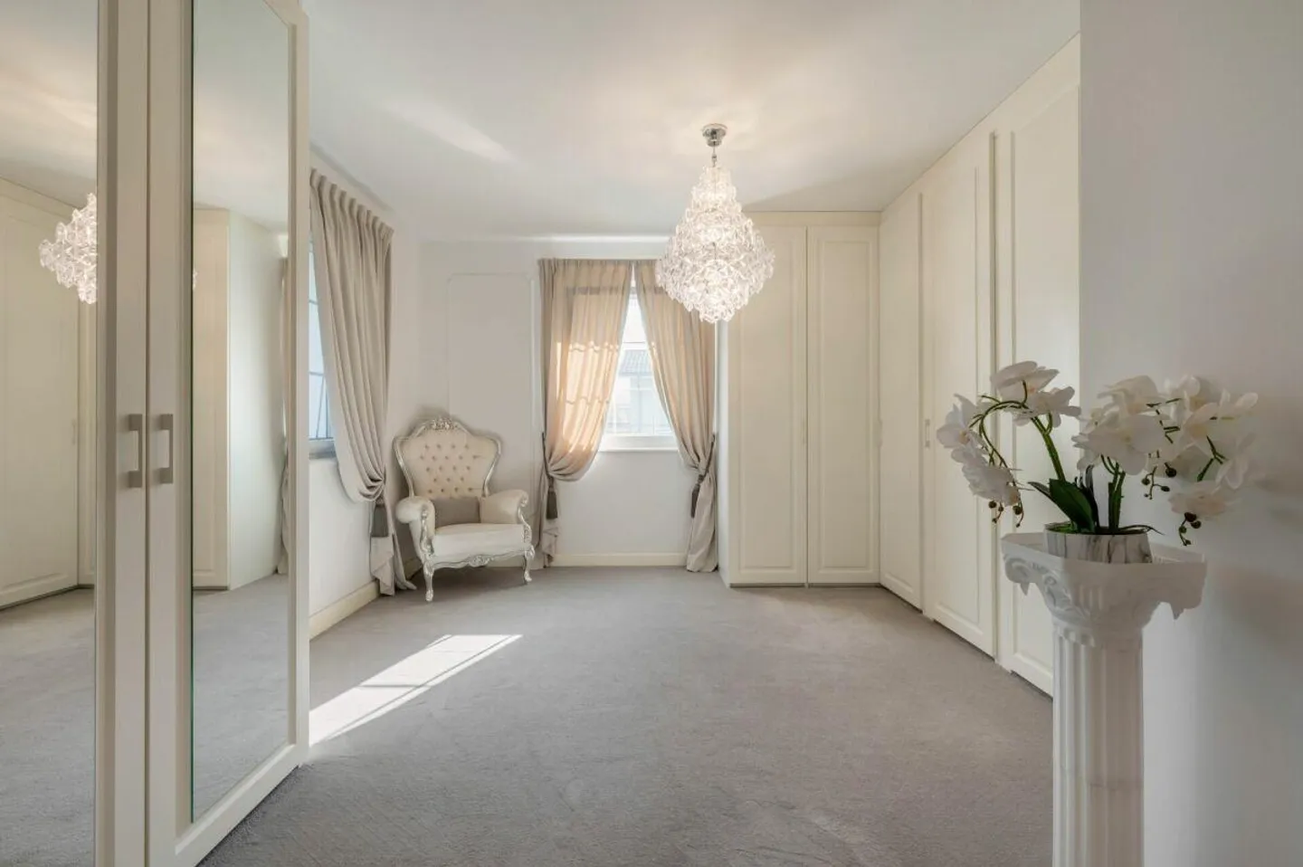 Elegant Country House with Generous Additional Spaces - Photo 10 of 17