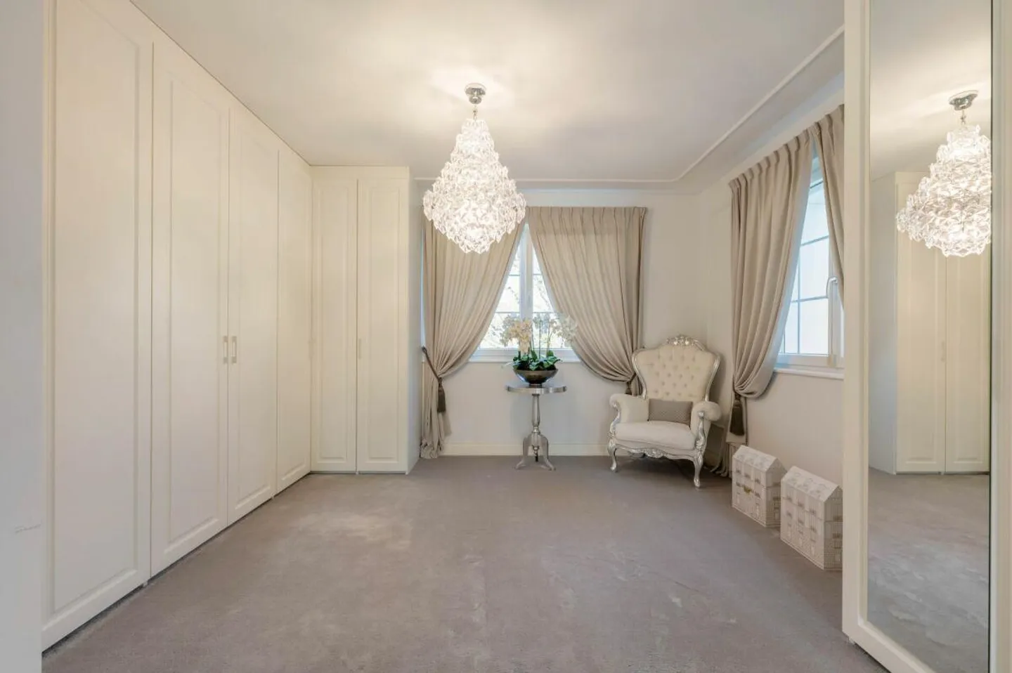 Elegant Country House with Generous Additional Spaces - Photo 11 of 17