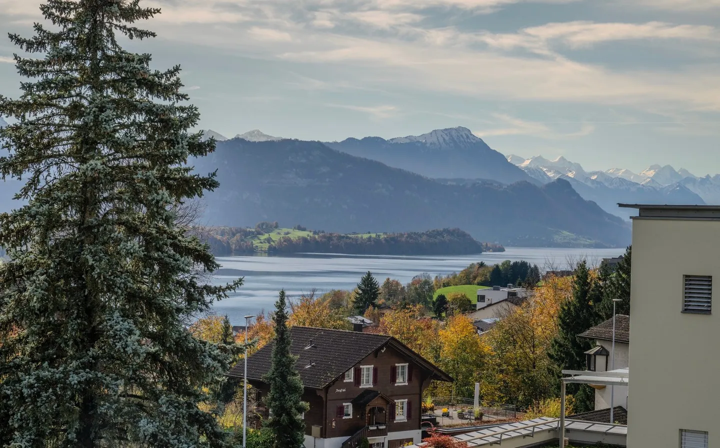 Helle Familienresidenz mit atemberaubendem Blick auf See und Berge - Foto 16 von 17
