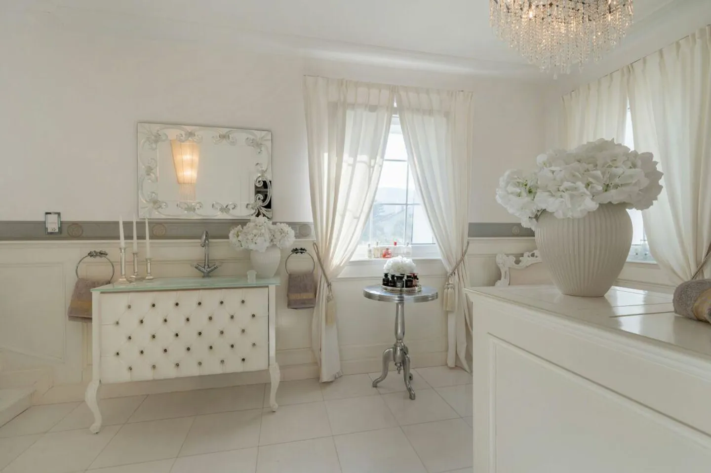 Elegant Country House with Generous Additional Spaces - Photo 12 of 17