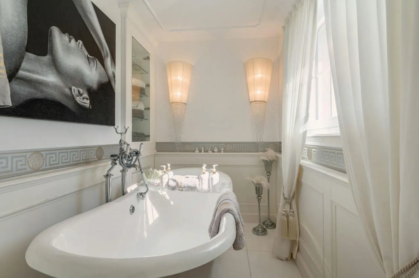 Elegant Country House with Generous Additional Spaces - Photo 13 of 17