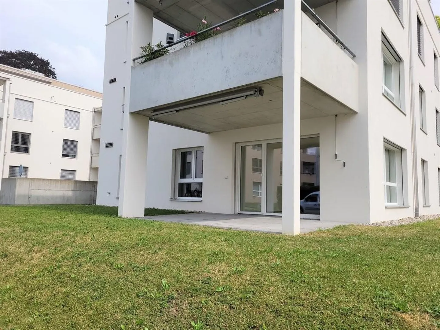 Appartement spacieux avec coin salon dans le jardin - Photo 1 sur 9