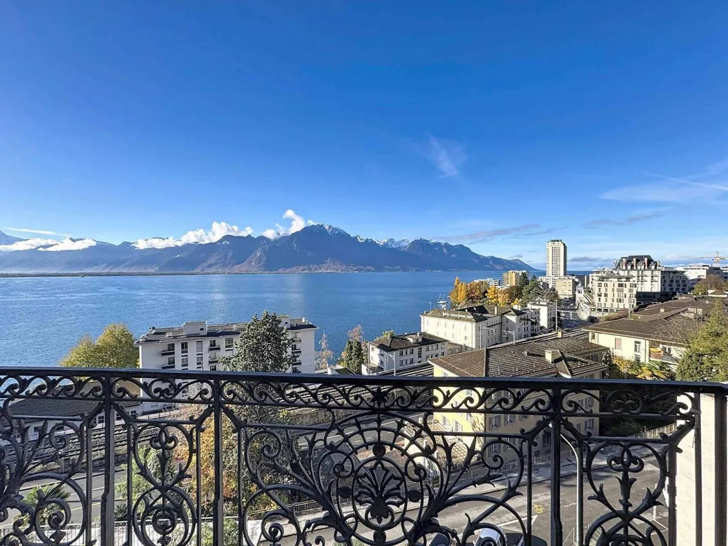 4 rooms of 78 m2 + 2 balconies - Superb view of the Lake - Photo 1 of 12