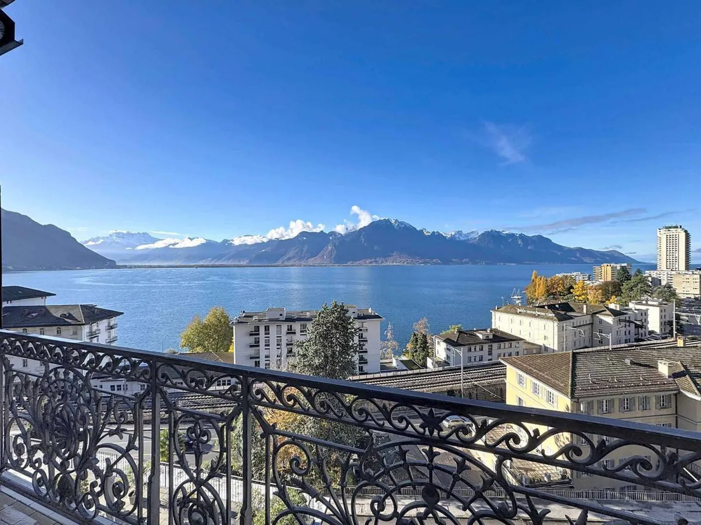 4 rooms of 78 m2 + 2 balconies - Superb view of the Lake - Photo 2 of 12