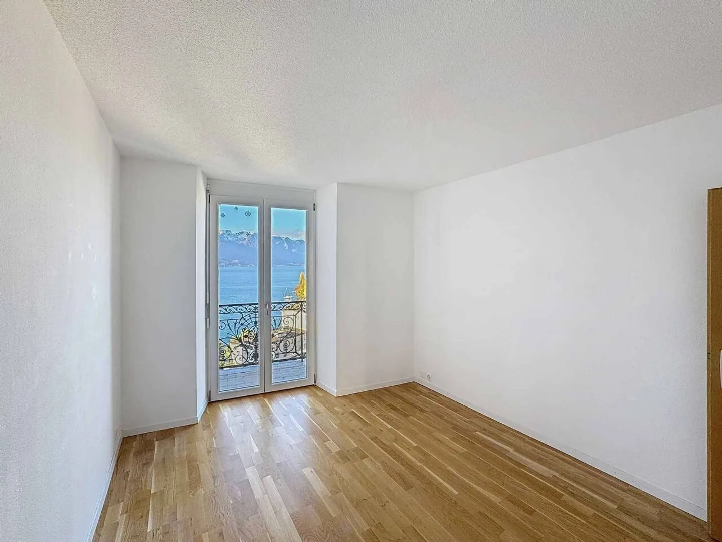 4 rooms of 78 m2 + 2 balconies - Superb view of the Lake - Photo 7 of 12