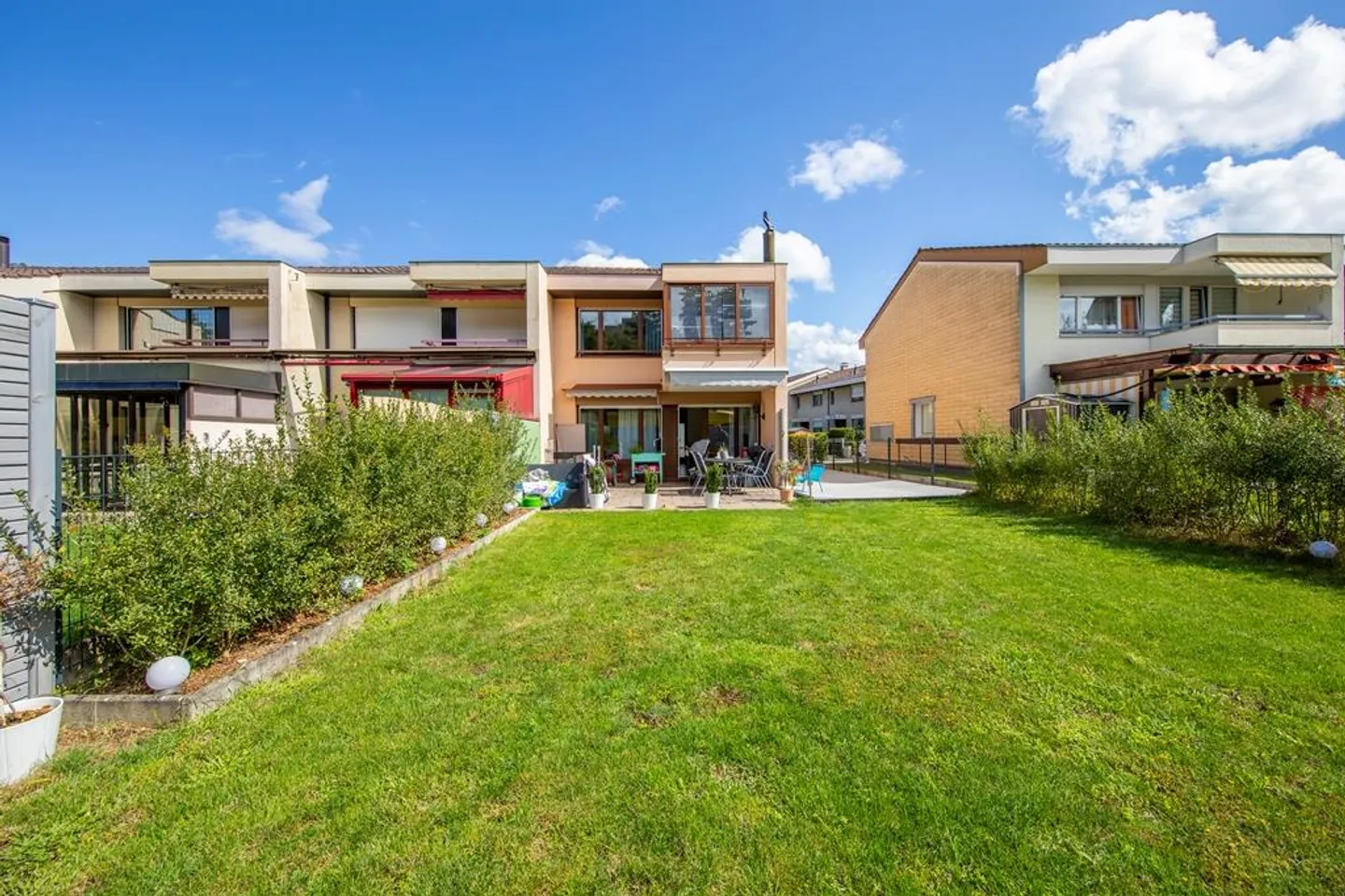 Living like in a single-family home - Photo 2 of 12