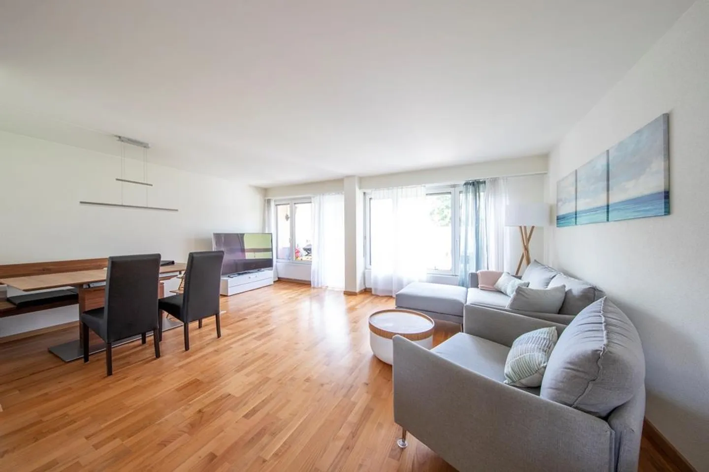 Living like in a single-family home - Photo 5 of 12