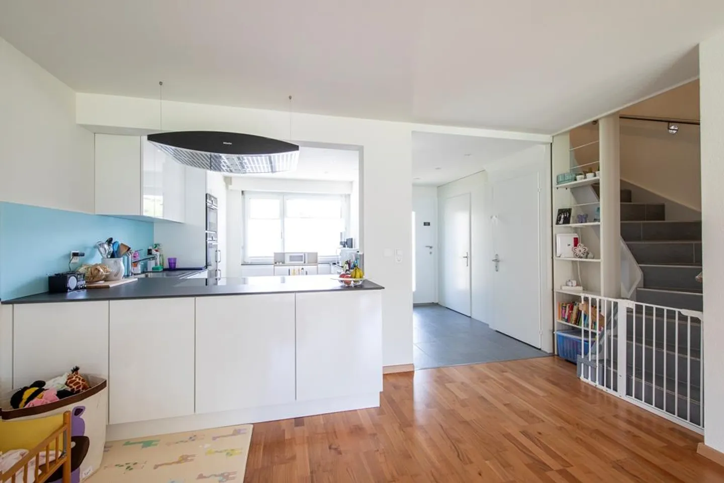 Living like in a single-family home - Photo 3 of 12