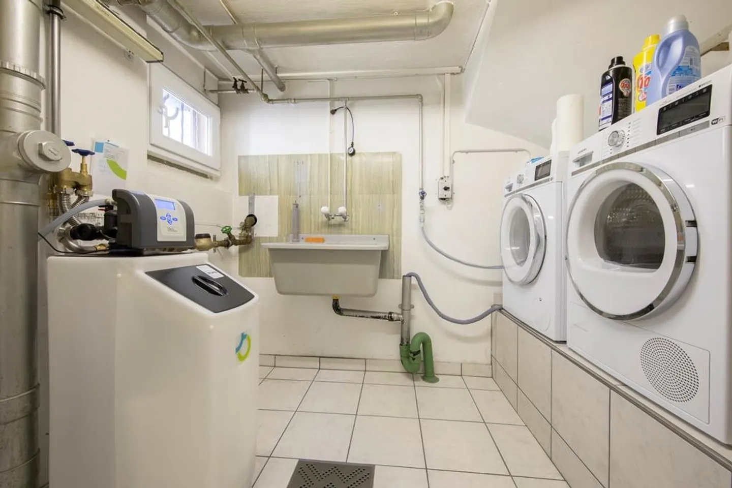 Living like in a single-family home - Photo 8 of 12