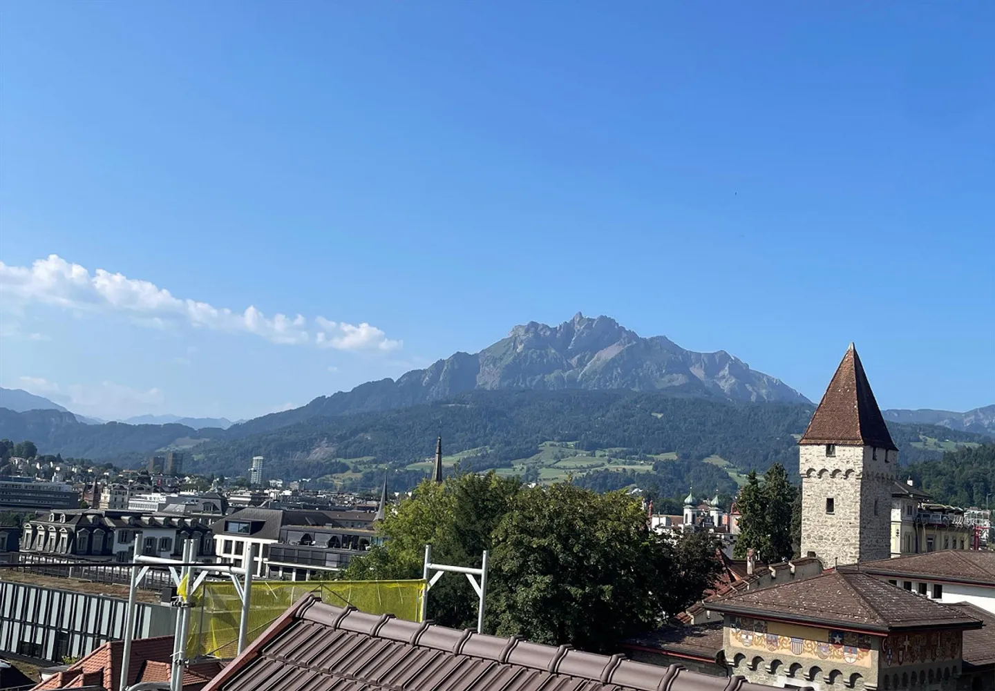 Appartamento attico completamente ristrutturato di 5,5 stanze con terrazza sul tetto su Lucerna - Foto 1 di 12