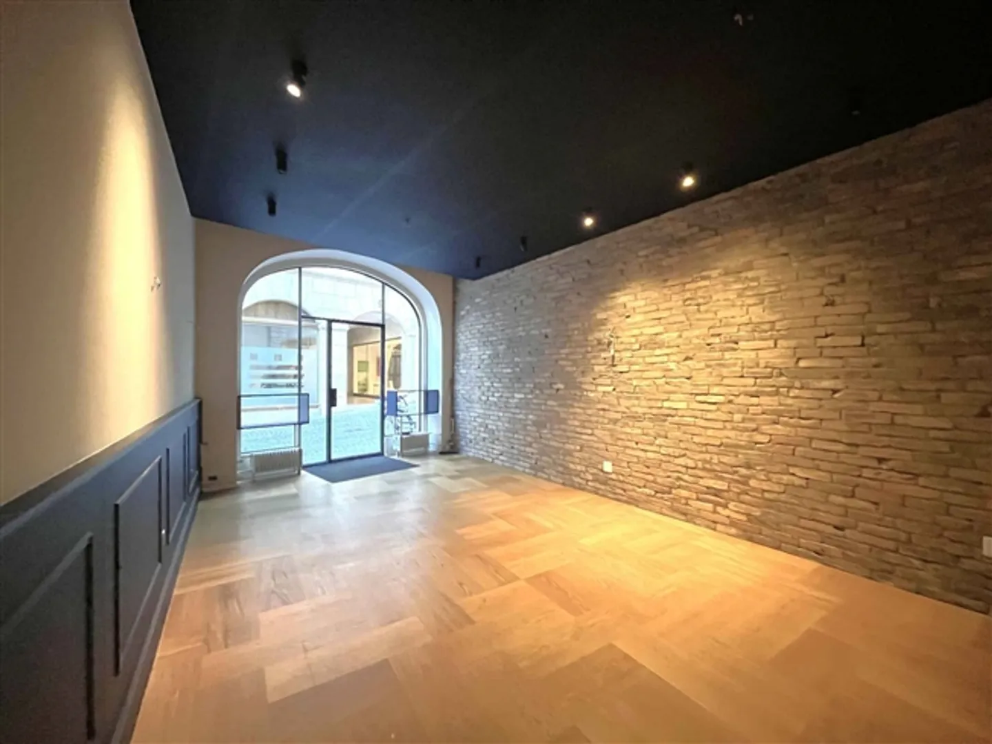 Magnificent Arcade of 43 m² in the Old Town - Photo 2 of 6