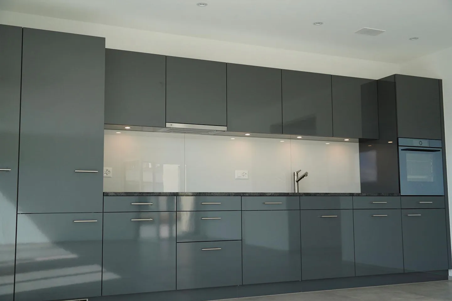 This 2.5-room penthouse is now back on sale! - Photo 11 of 13