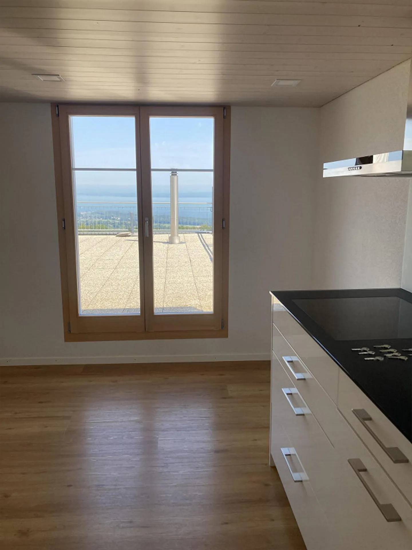 Charmante Wohnung mit Seesicht - Foto 2 von 17