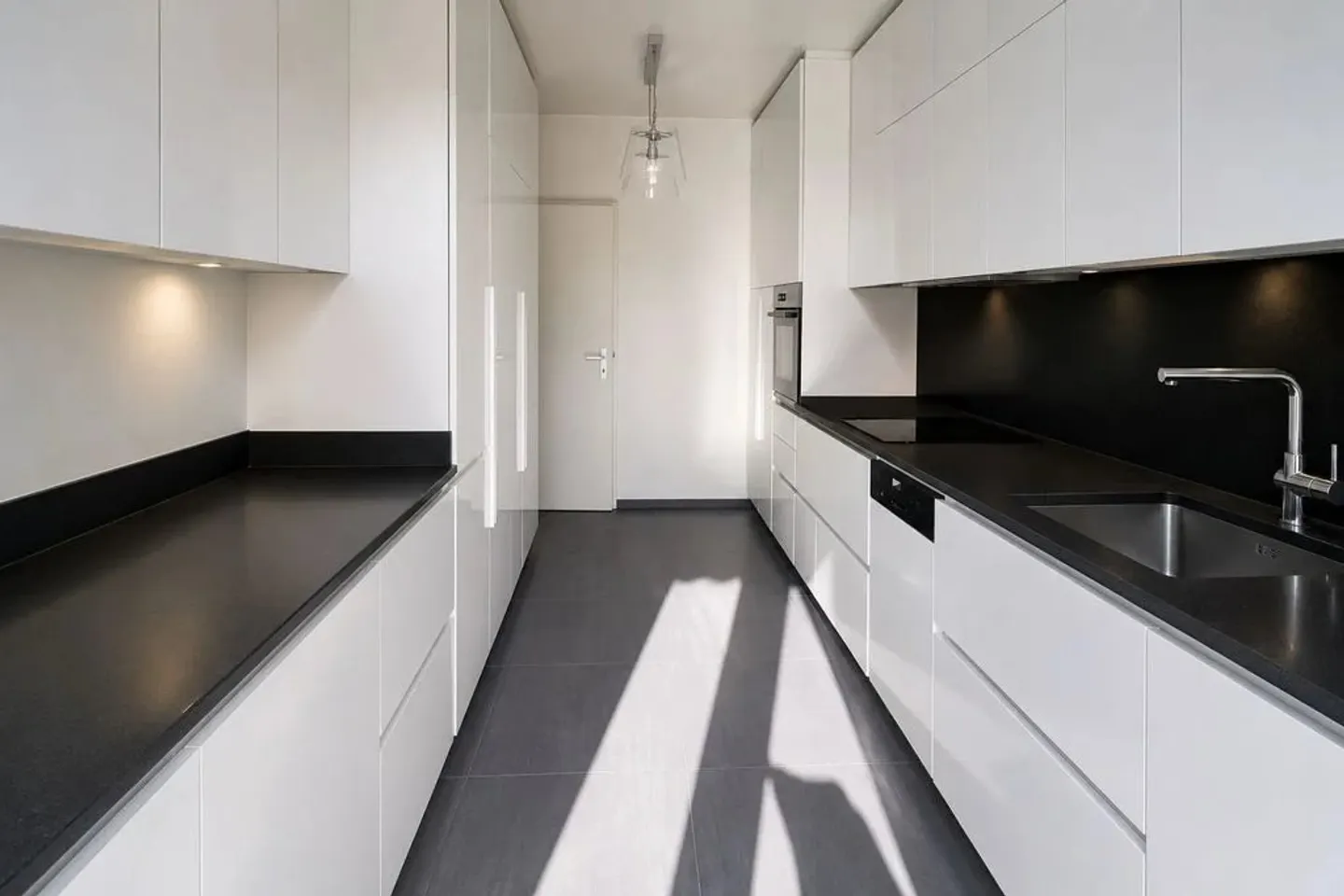 Geräumige Wohnung mit Balkonen - Foto 3 von 8