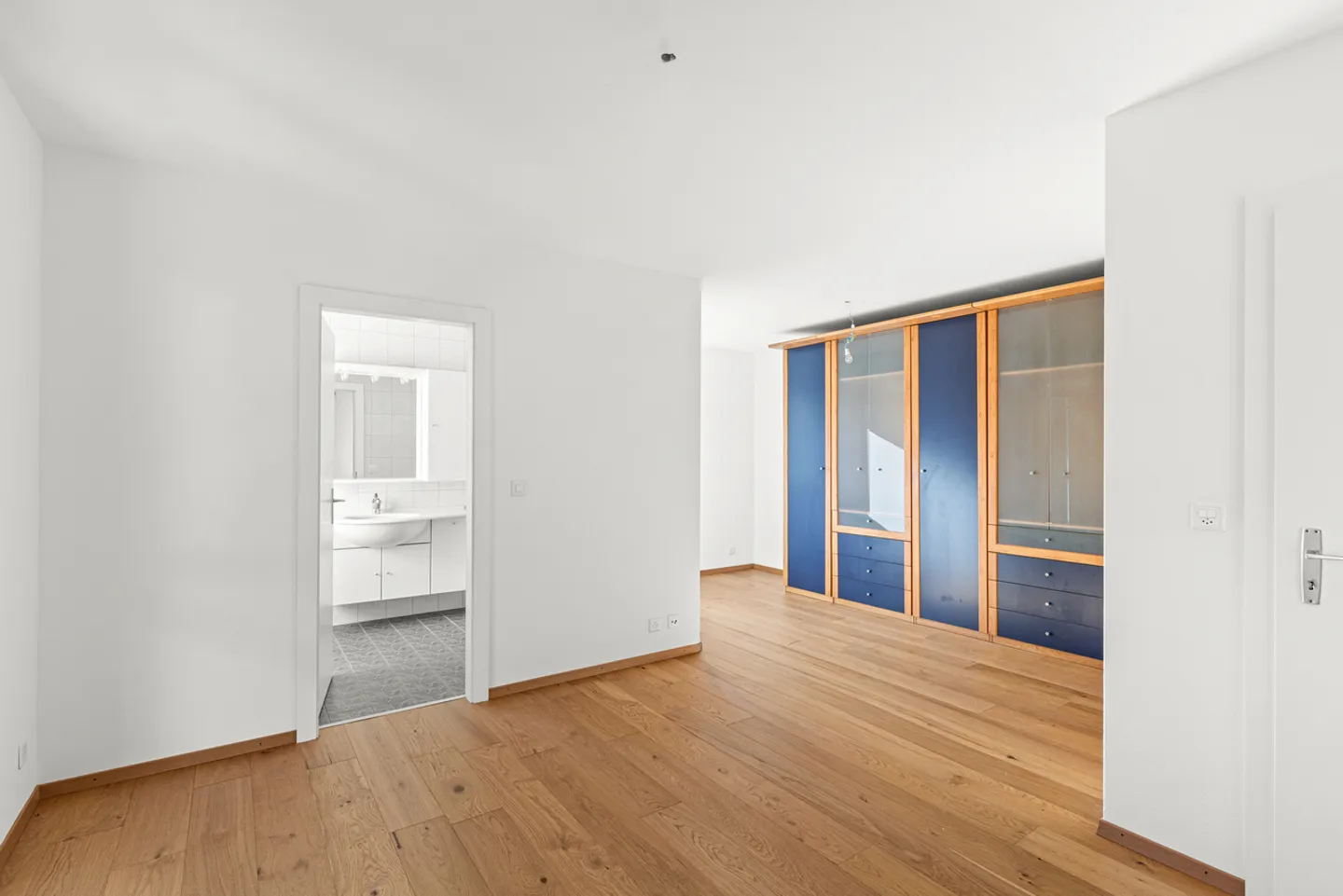 Duplex penthouse in a residential area in the center of Blonay! - Photo 9 of 18