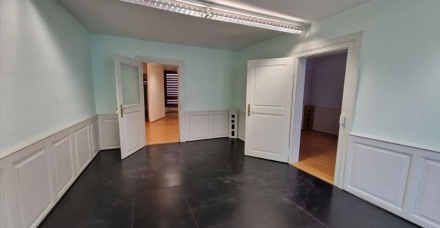 Mixed-use building for rent - Photo 1 of 6