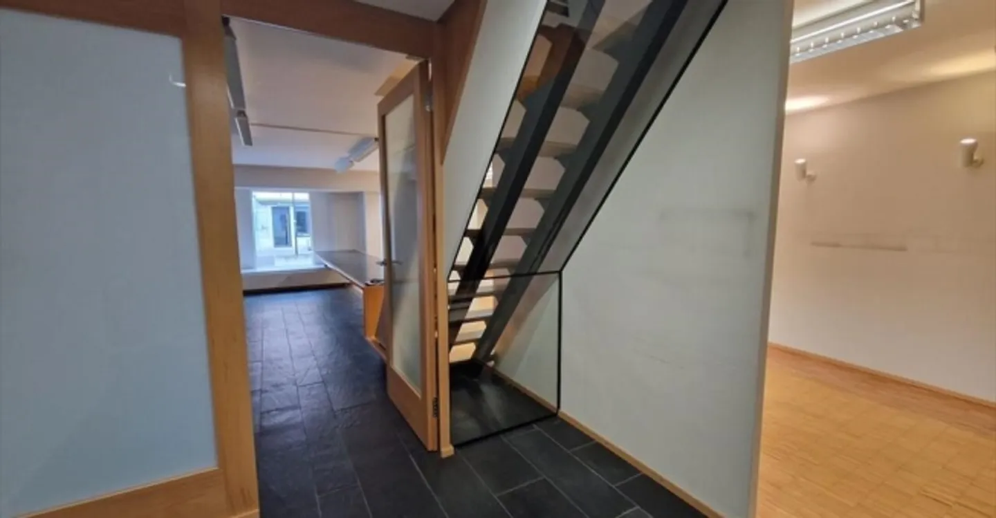 Mixed-use building for rent - Photo 6 of 6