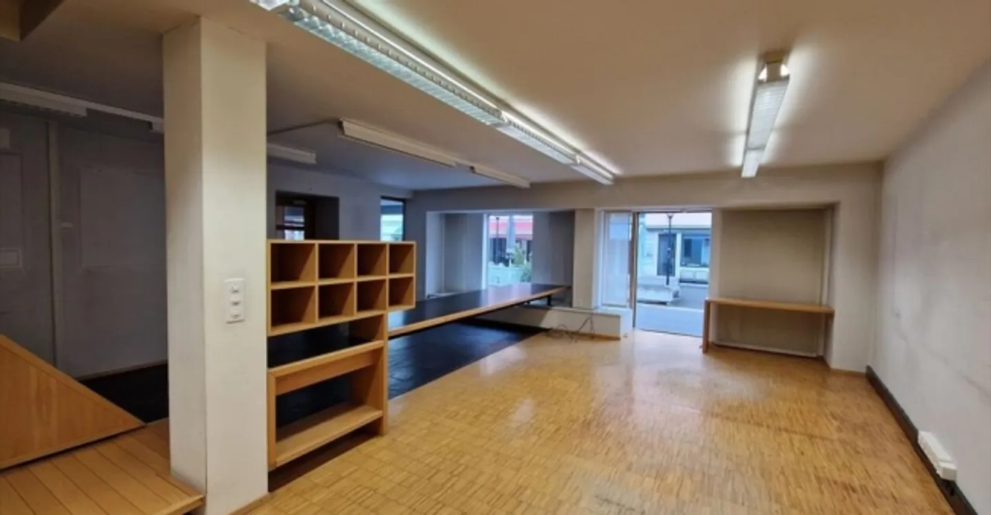 Mixed-use building for rent - Photo 4 of 6