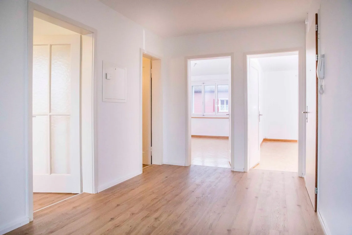 Modern 2.5-Room Apartment with Balcony - Photo 3 of 9