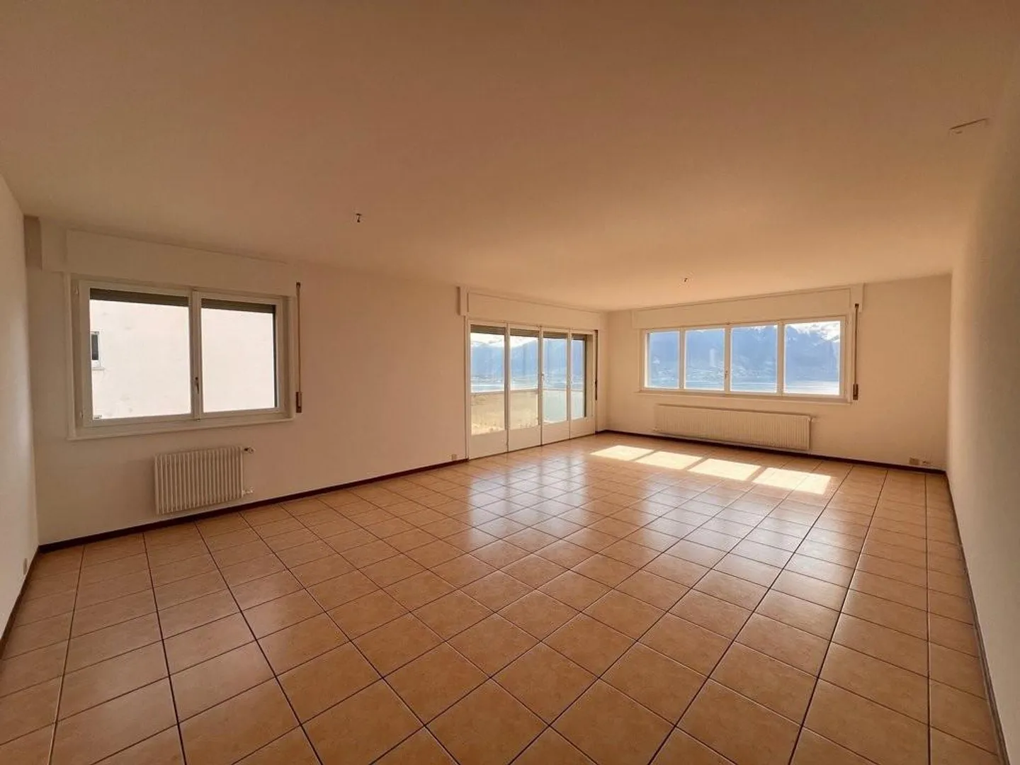 Alloggio spazioso con vista sul lago - Foto 1 di 7